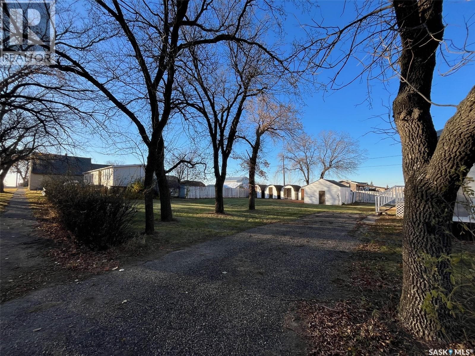 118 2 AVENUE E photo 2