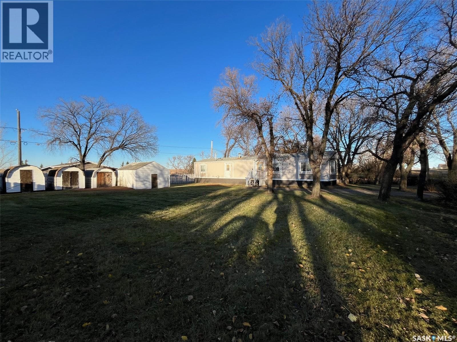 118 2 AVENUE E photo 3