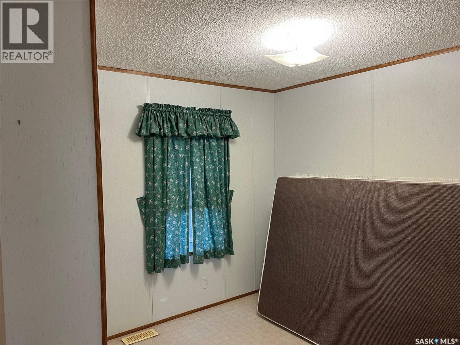 118 2 AVENUE E photo 5