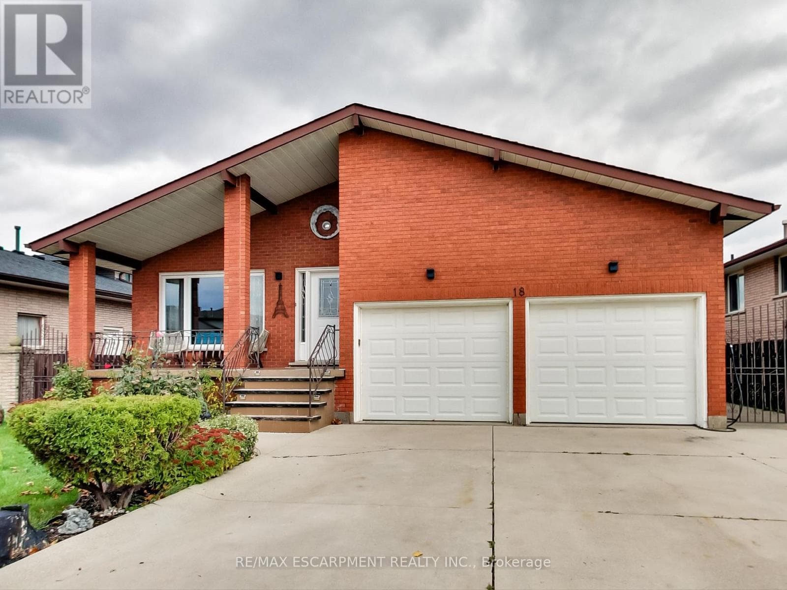 18 PAVAROTTI COURT photo 2