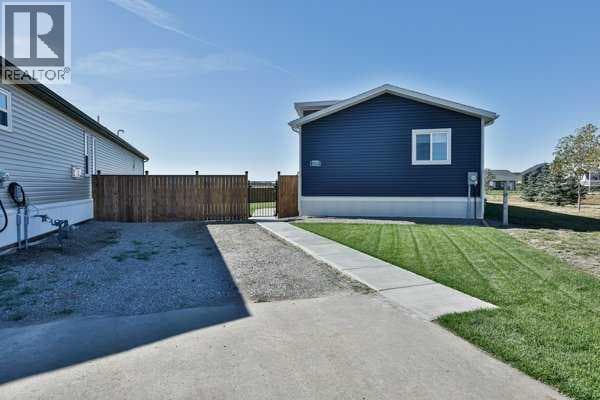 2037 Sunflower Crescent — photo 2
