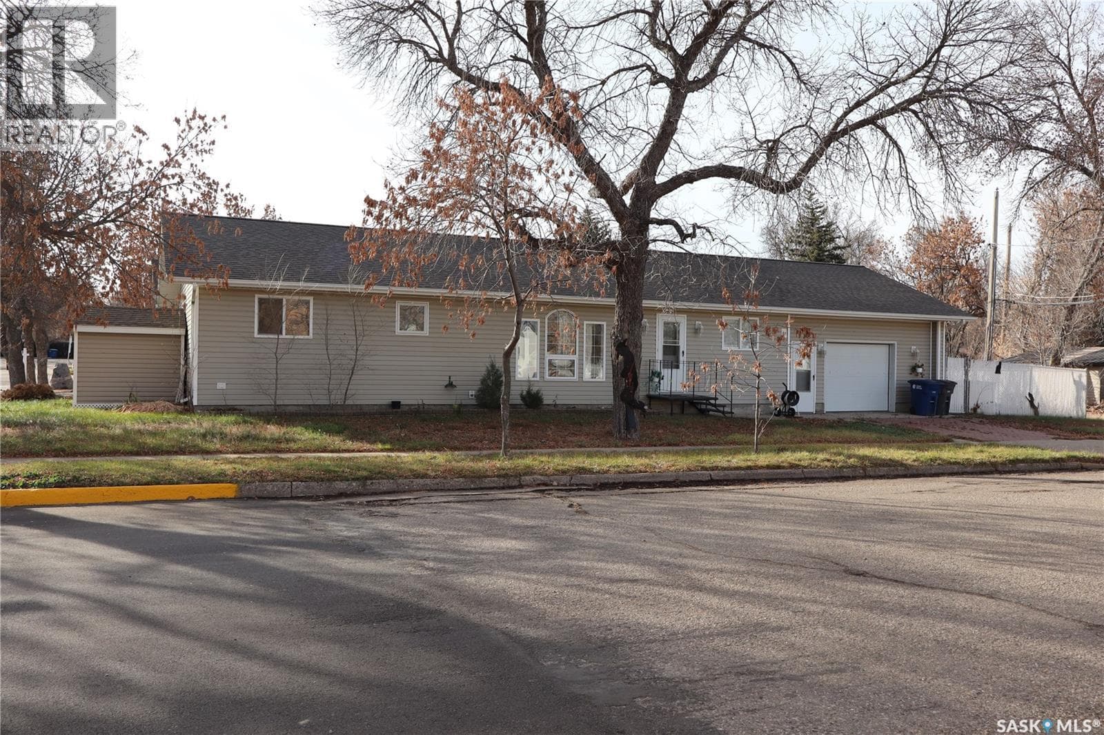 602 Centre STREET photo 2