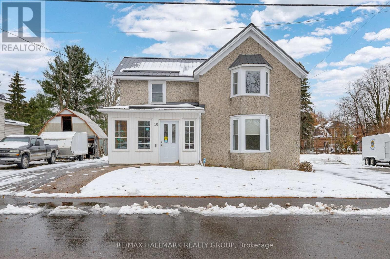 3 bed 2 bath multi-family at 10 WELLINGTON STREET E — $335,000
