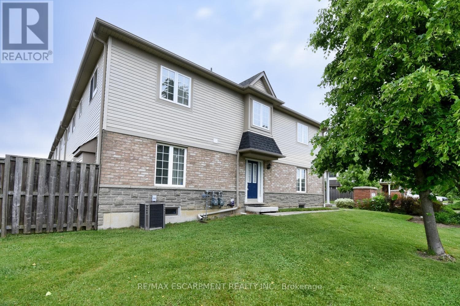 49 - 7 SOUTHSIDE PLACE photo 3
