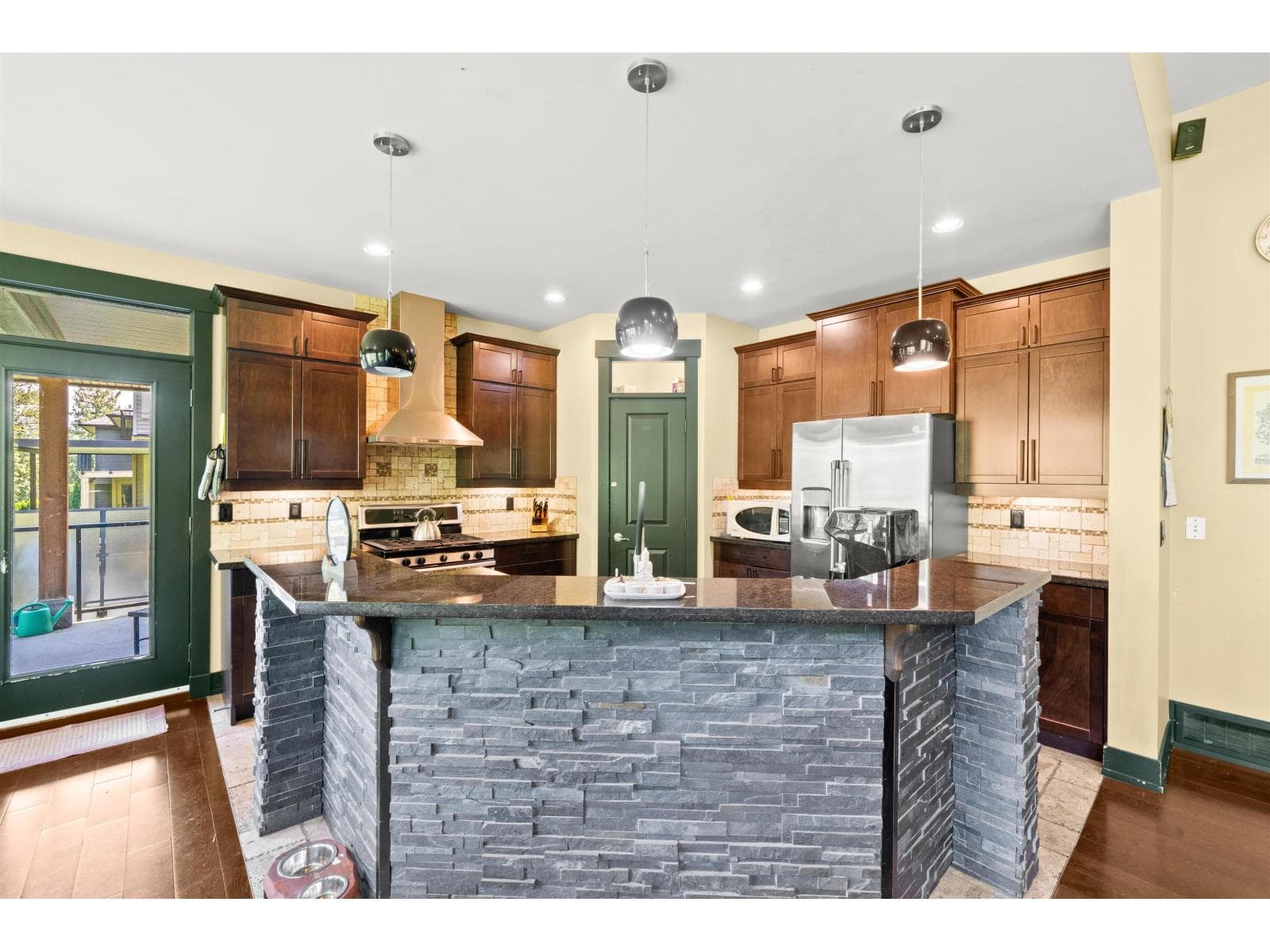 2518 WHATCOM ROAD photo 4