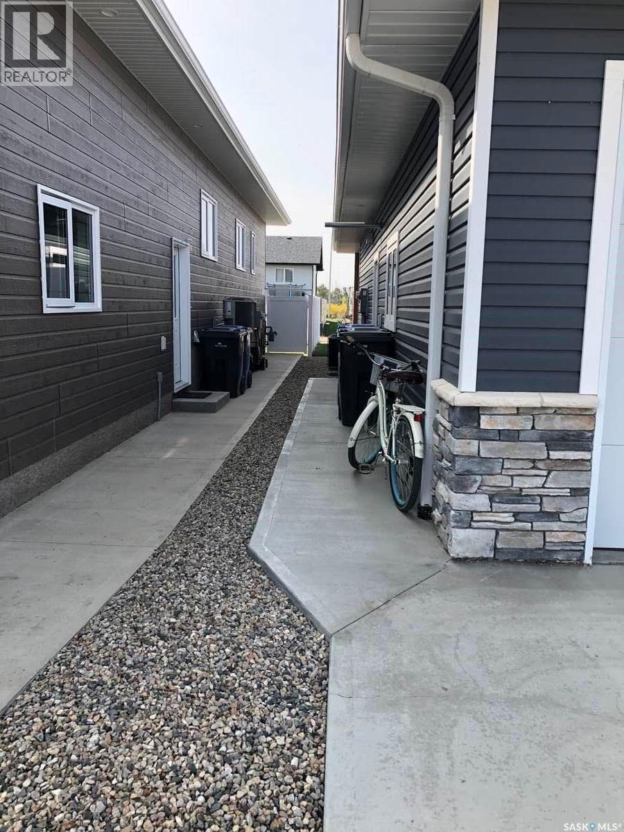 9 Warren STREET S photo 3