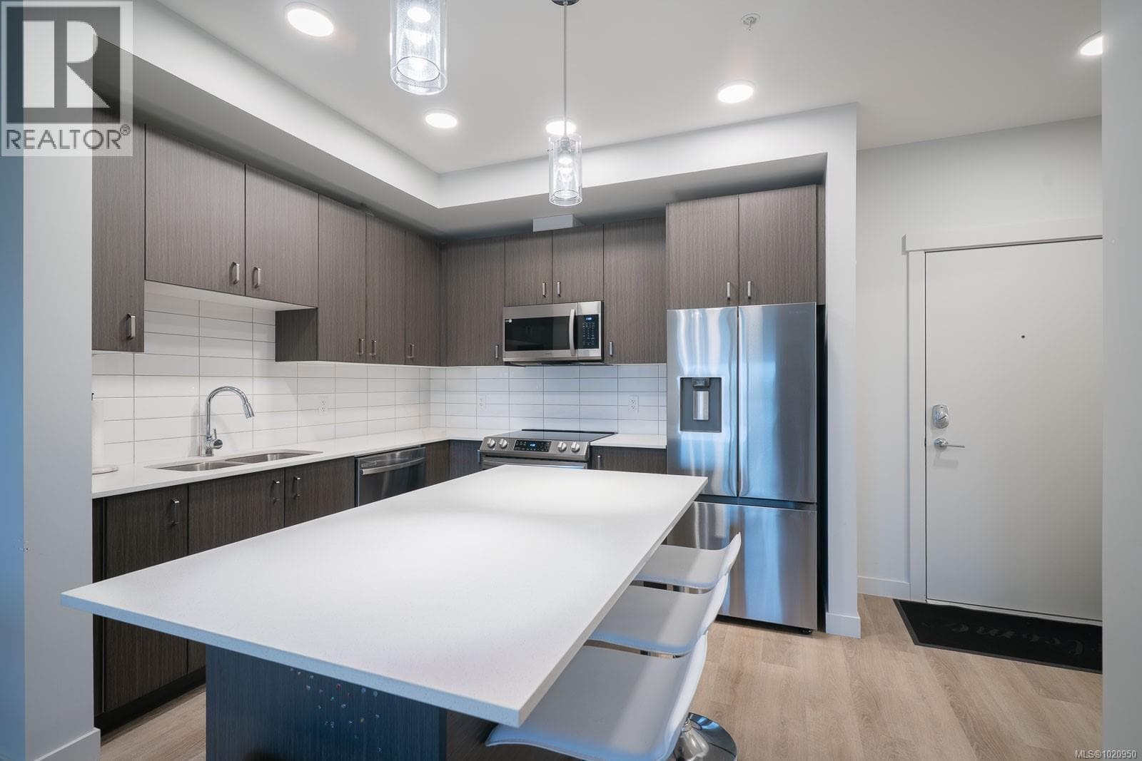 209 140 Jensen Ave W photo 3