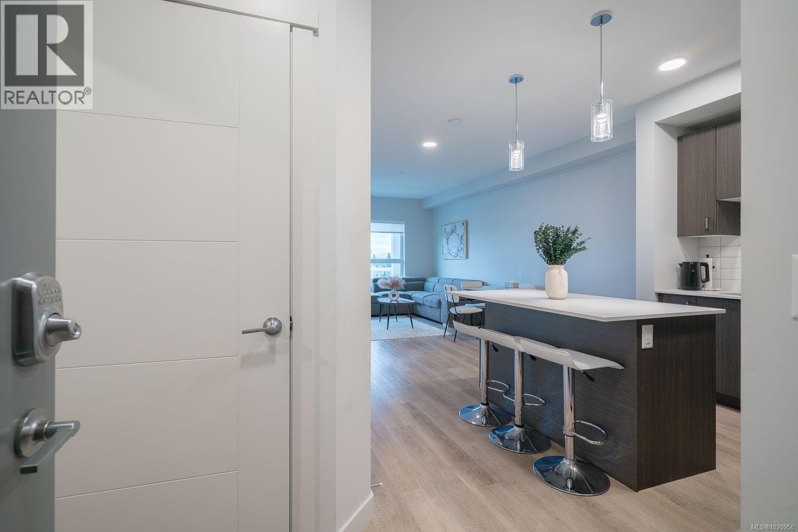 209 140 Jensen Ave W photo 2