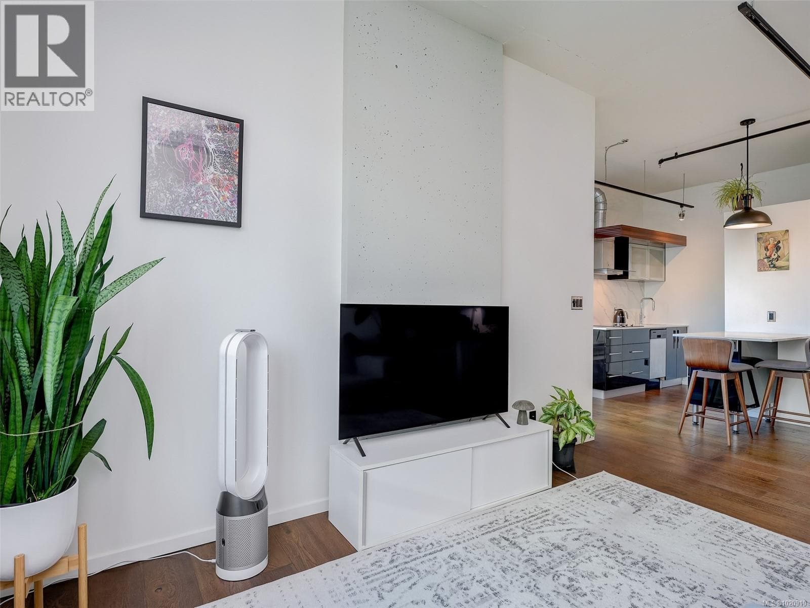 501 1029 View St photo 5
