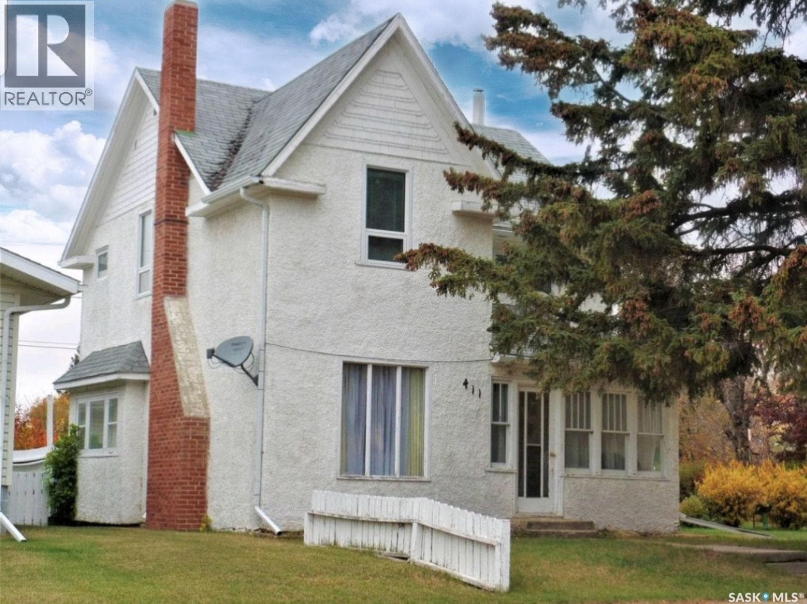 411 1st STREET W