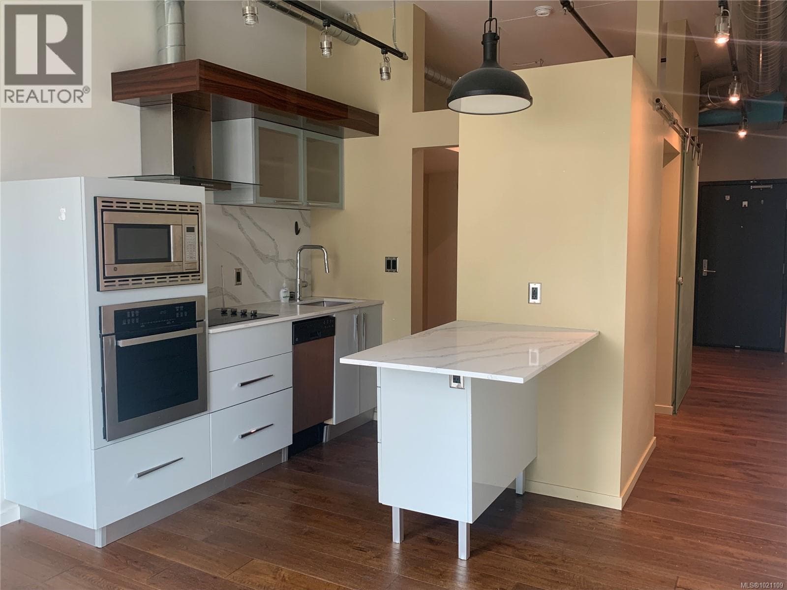 609 1029 View St photo 4