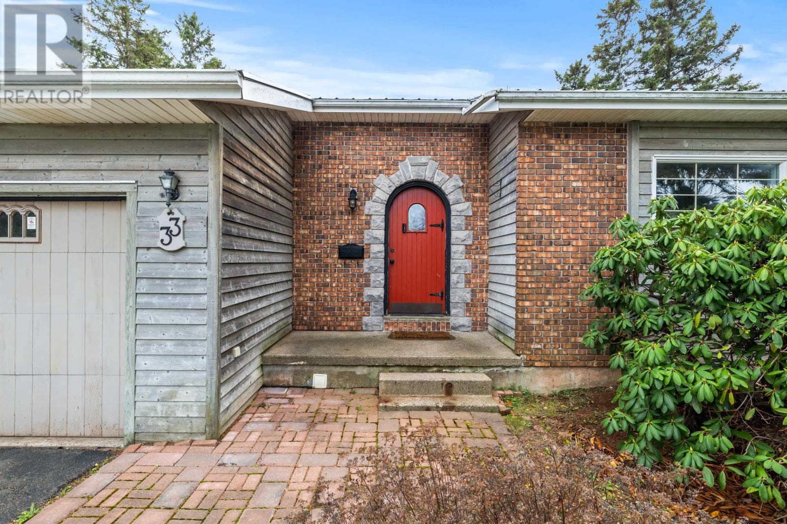 33 Irwin Drive photo 2