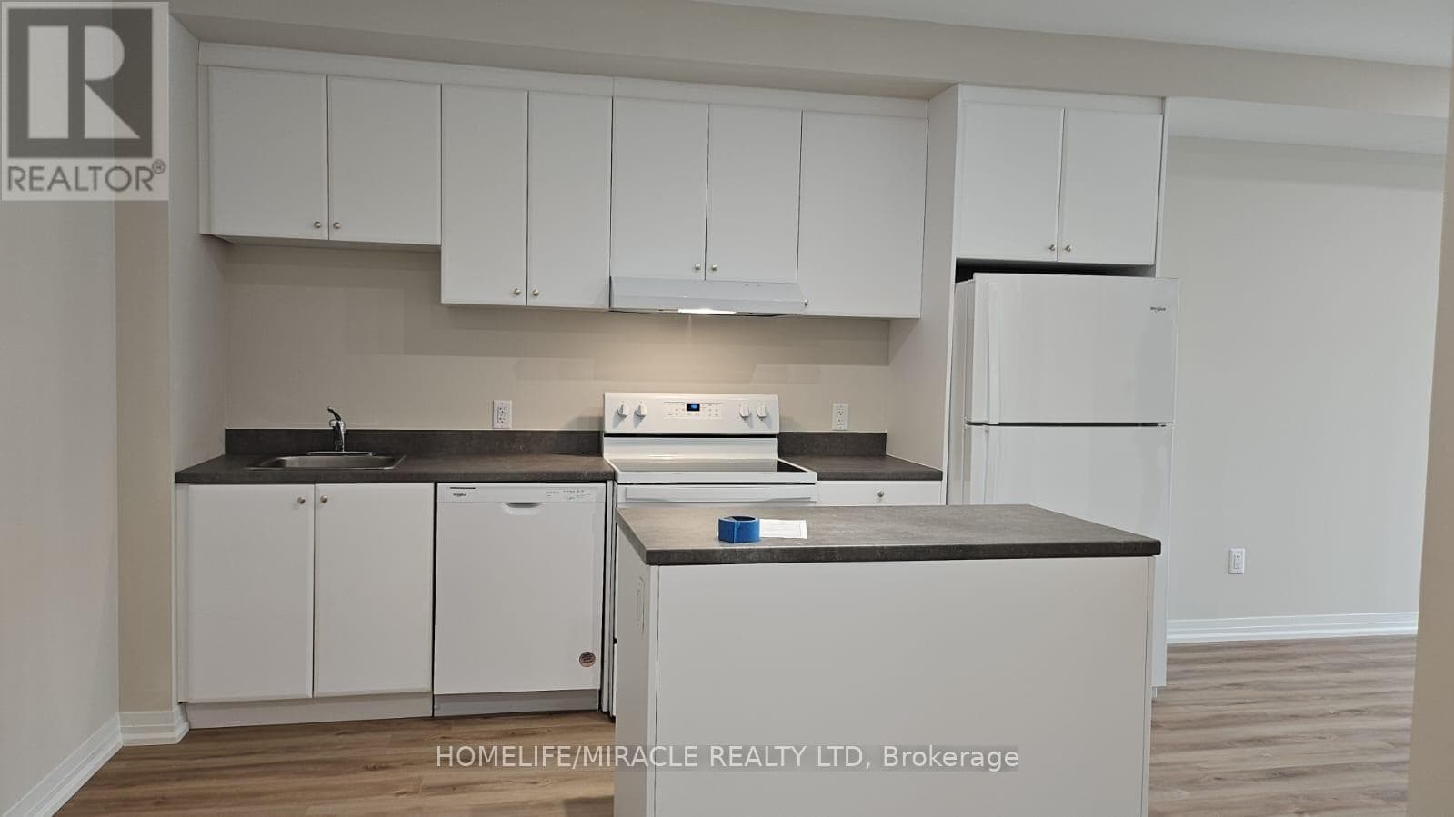 212 - 50 HERRICK AVENUE photo 3