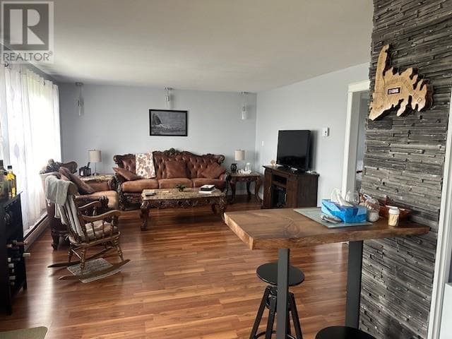 187 Main Road photo 2