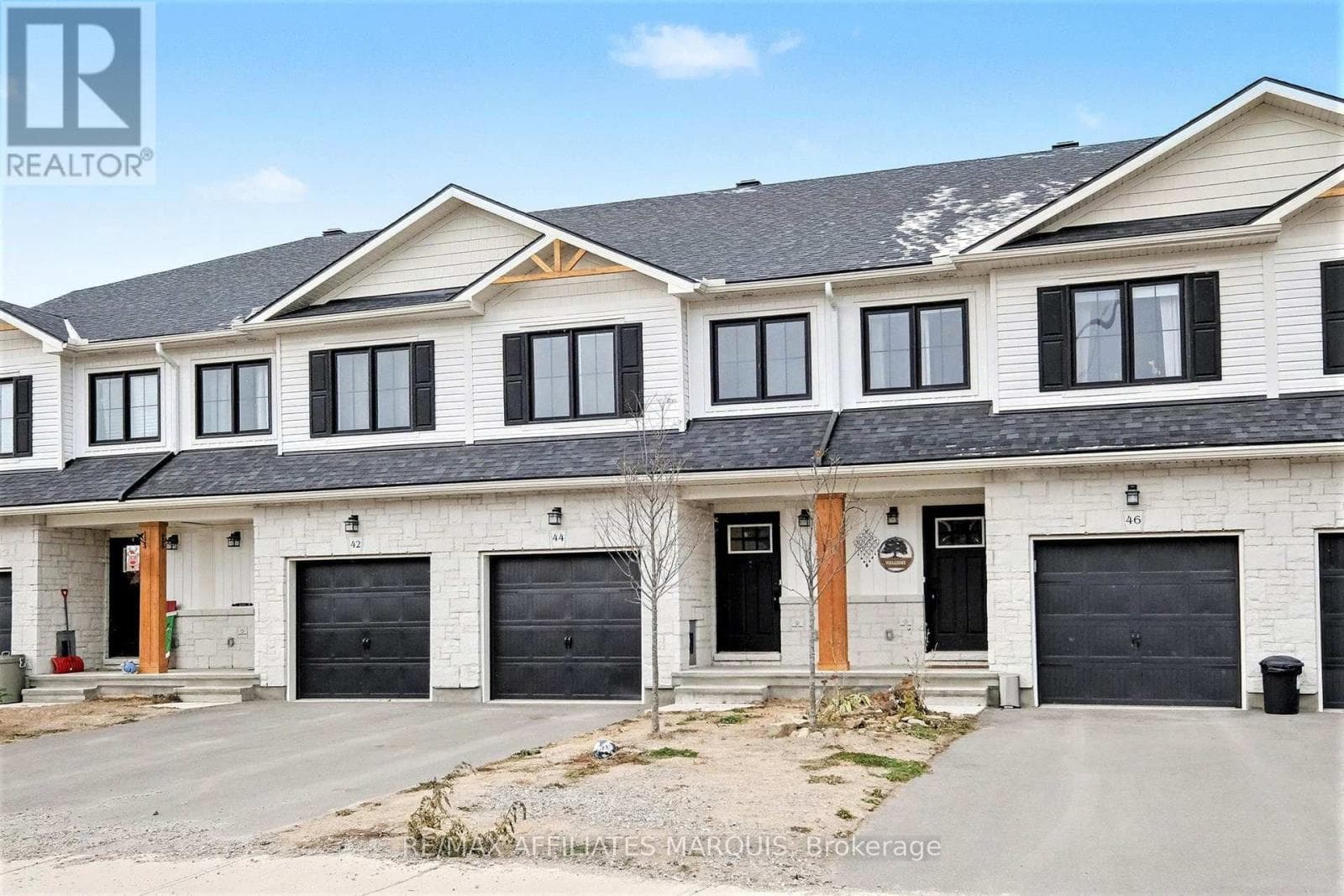 44 WHITCOMB CRESCENT photo 3