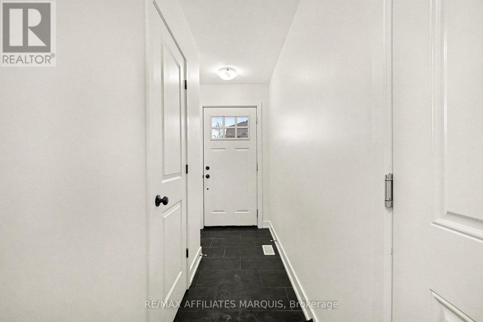 44 WHITCOMB CRESCENT photo 5