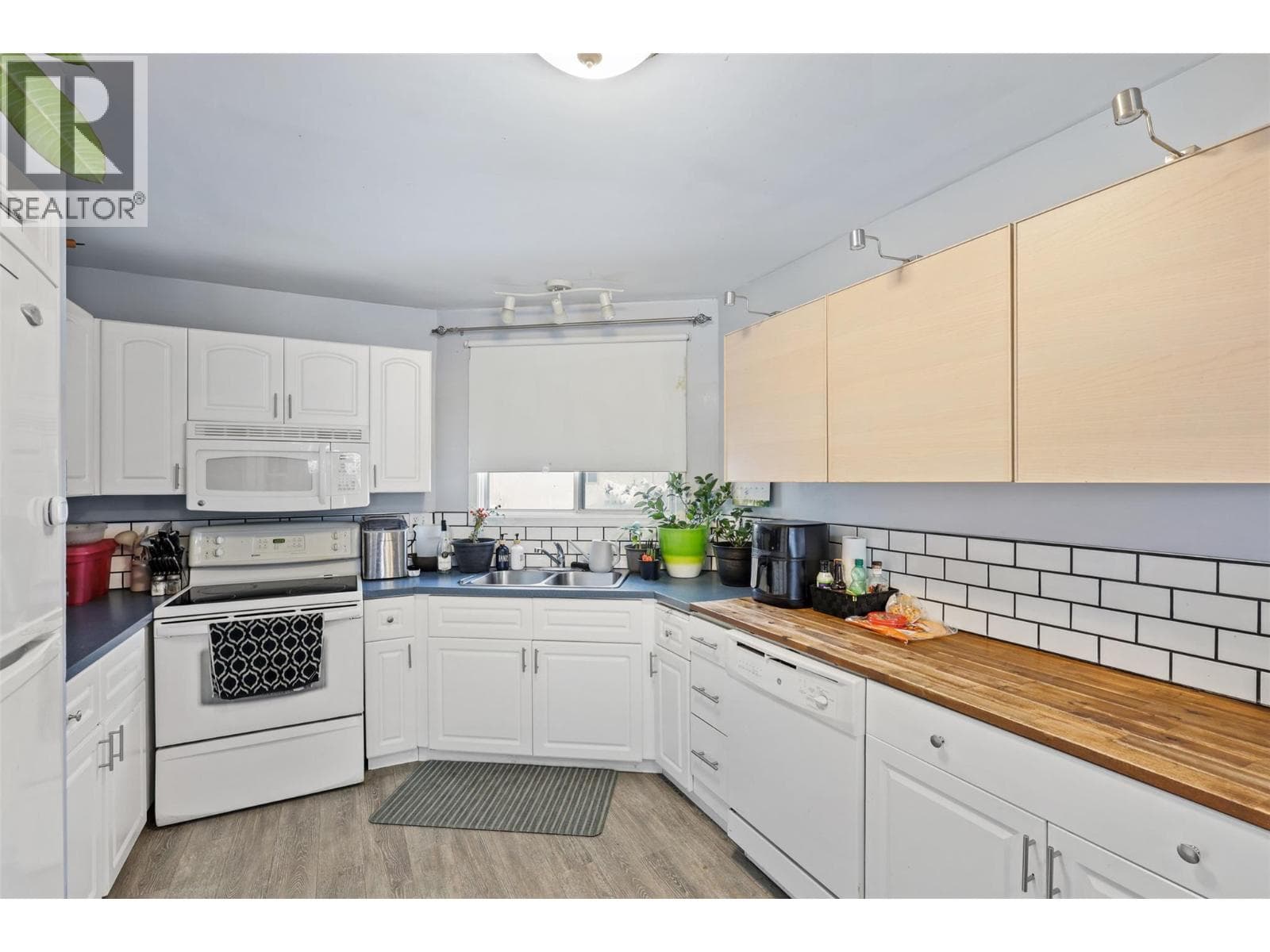 2667 YOUNG Place photo 5