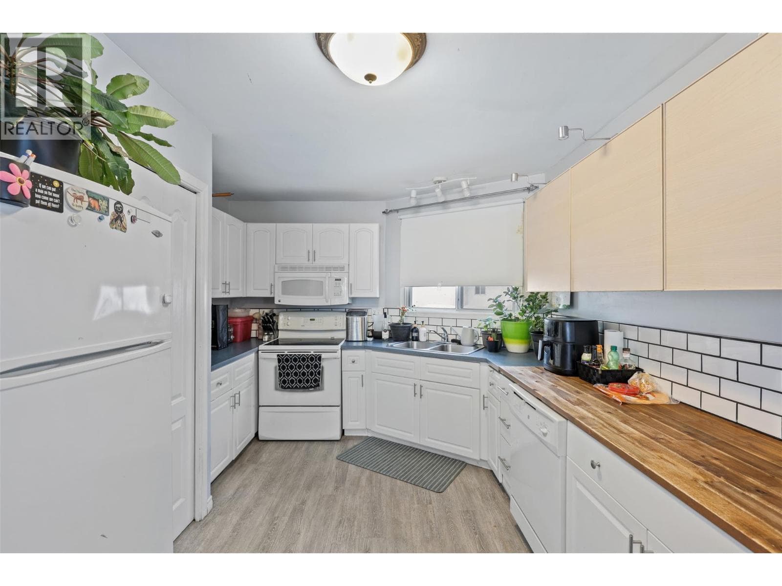 2667 YOUNG Place photo 4