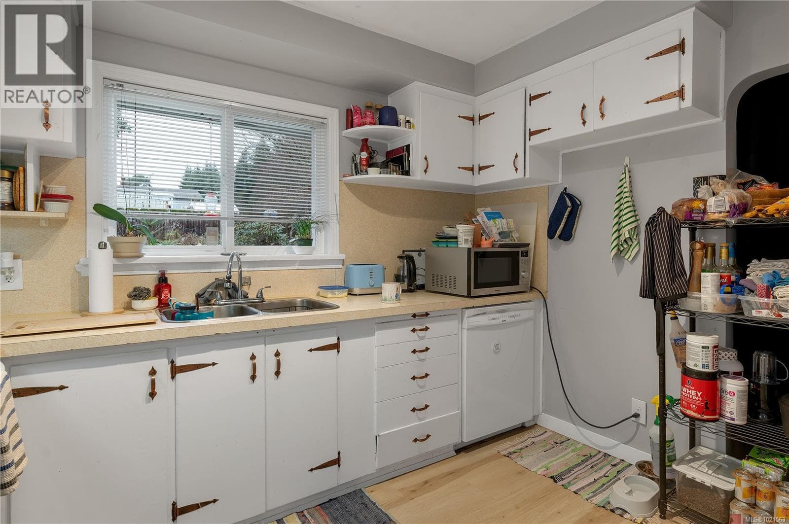 392 Thulin St photo 3