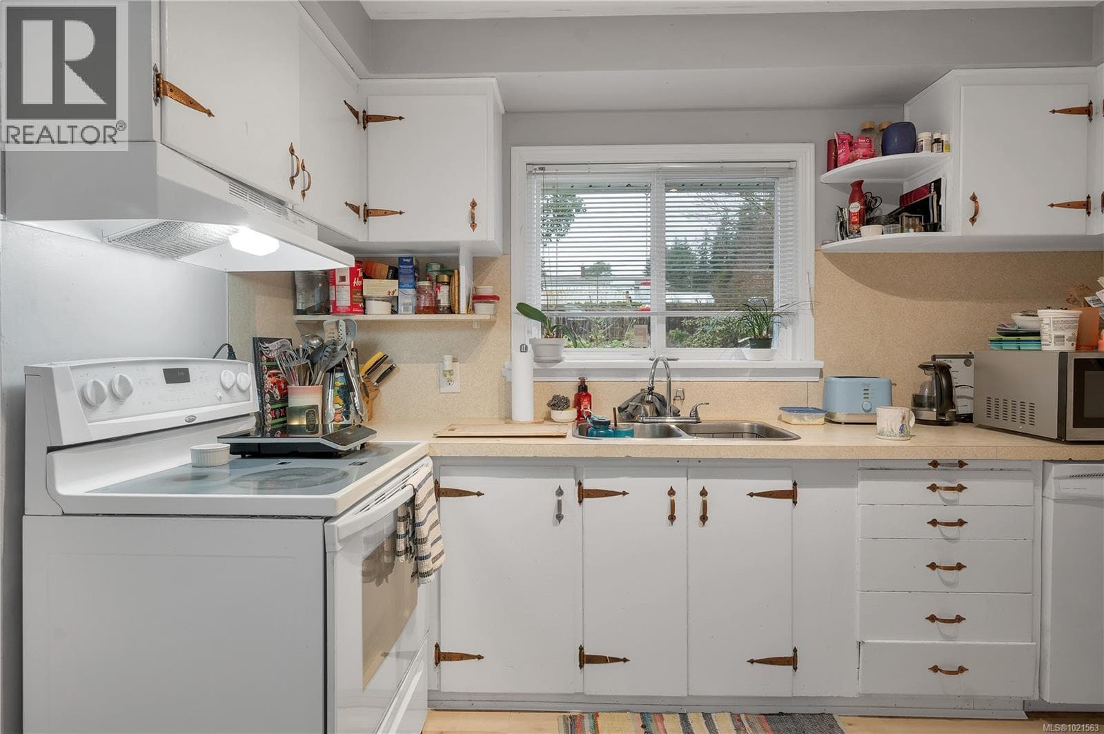 392 Thulin St photo 2