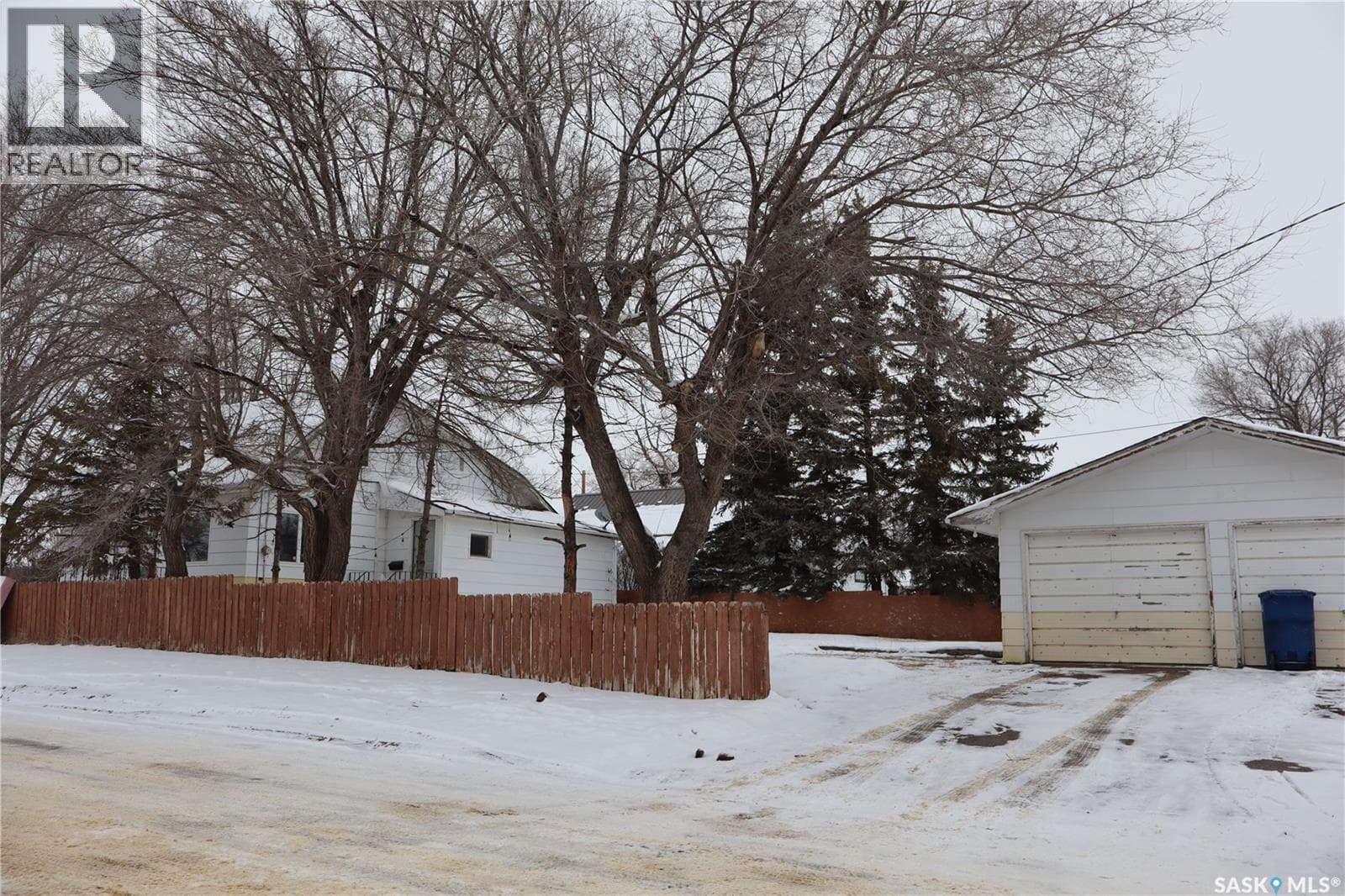 102 1st AVENUE E — photo 3