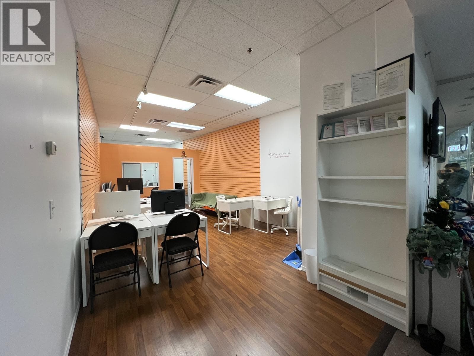 2615 4500 KINGSWAY photo 2