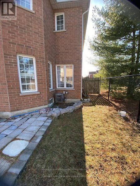 34 POGONIA STREET E photo 2