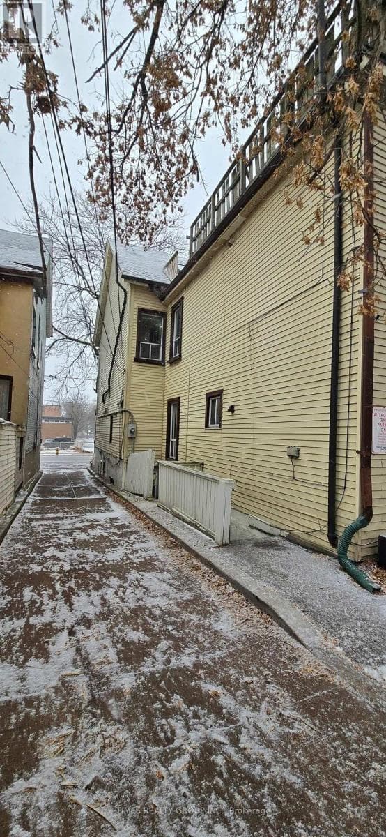 930 DUNDAS STREET E photo 2