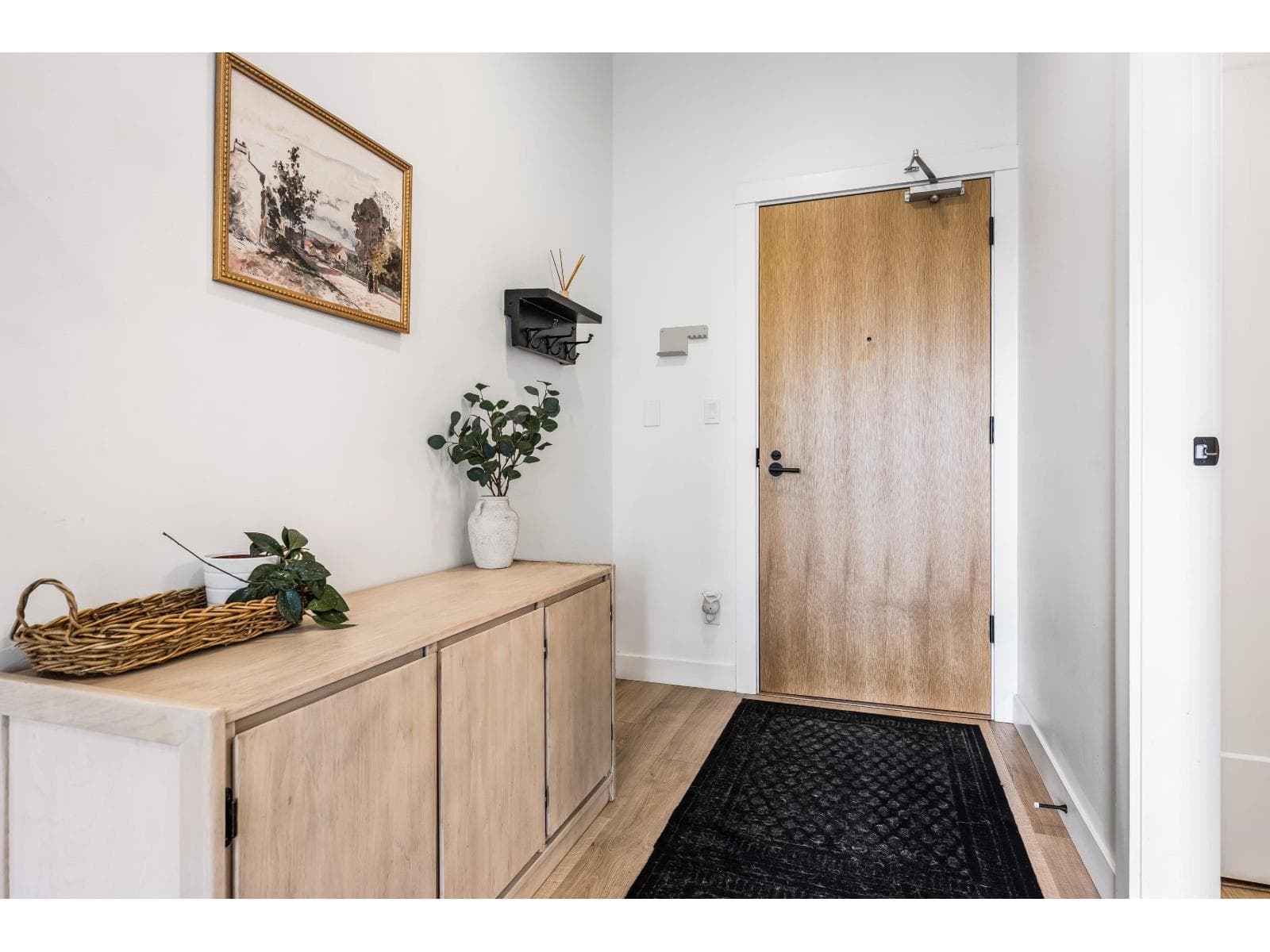 519 2493 MONTROSE AVENUE photo 4