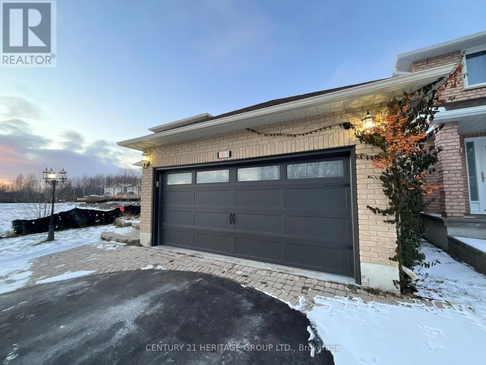 305 SANDRINGHAM DRIVE photo 2