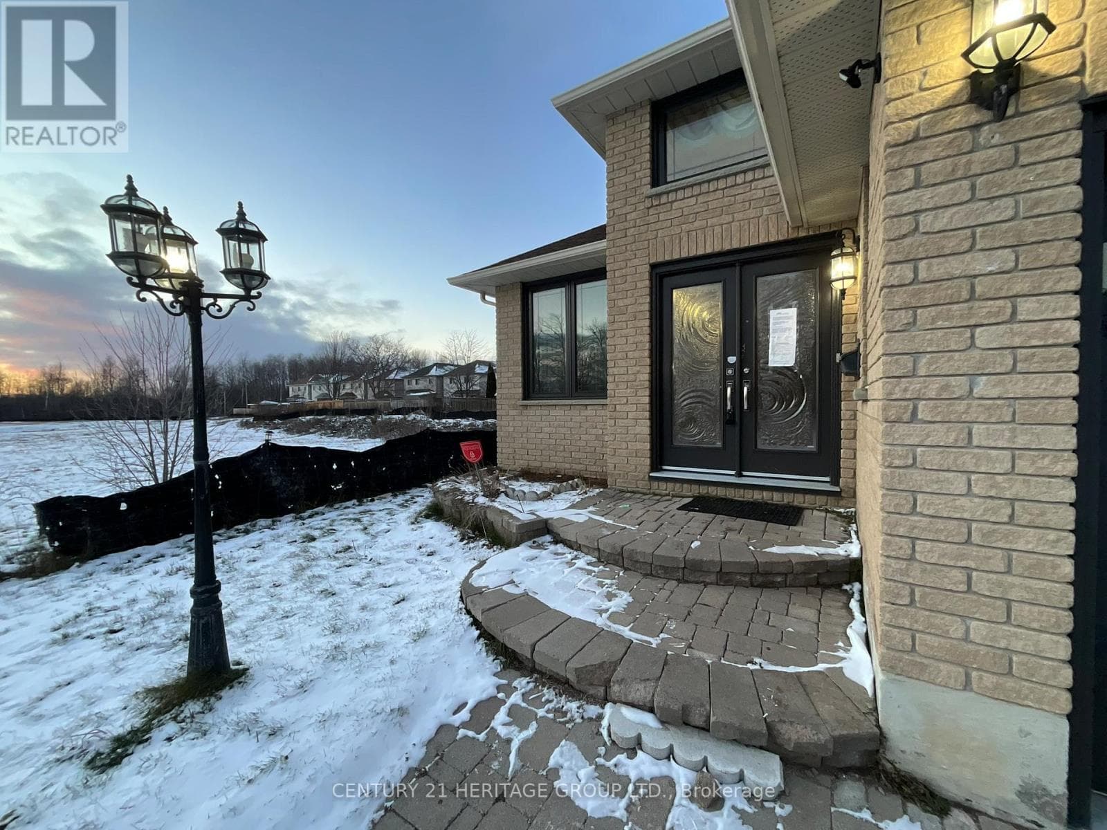 305 SANDRINGHAM DRIVE photo 3
