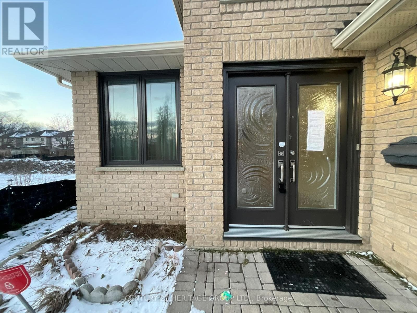 305 SANDRINGHAM DRIVE photo 4