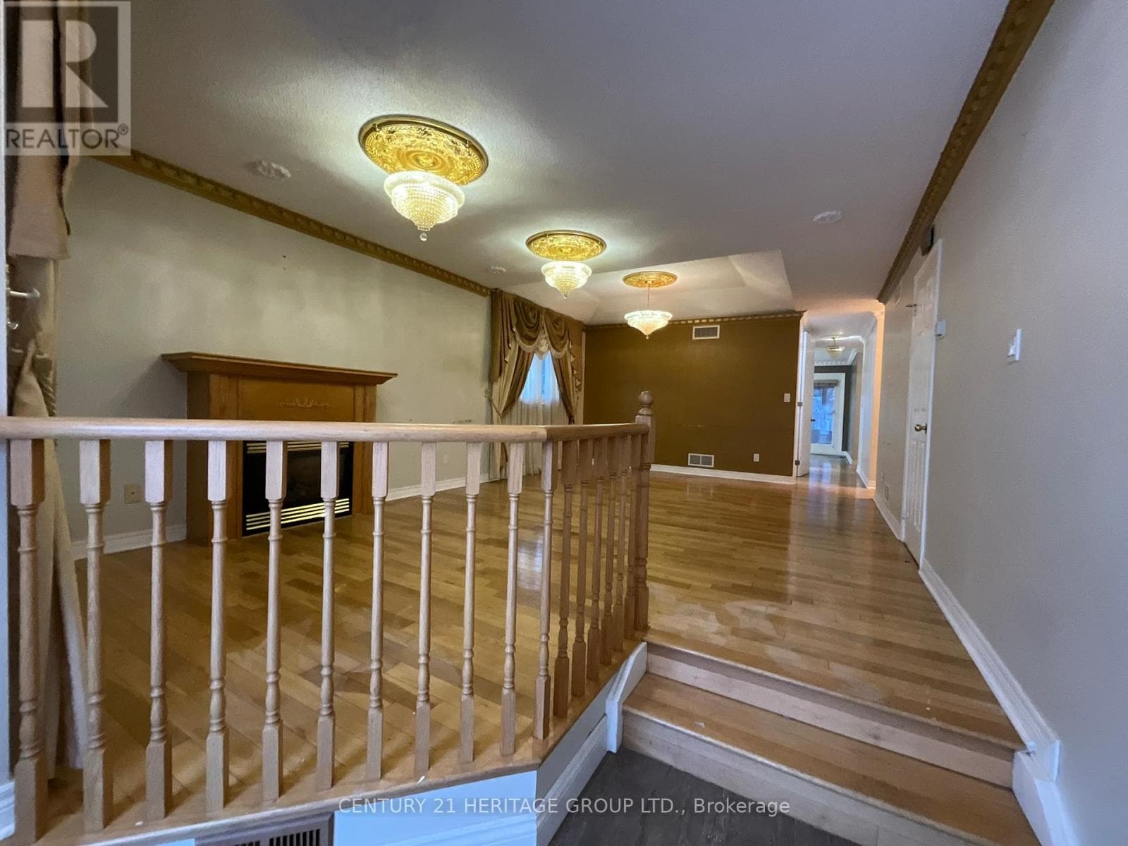 305 SANDRINGHAM DRIVE photo 5