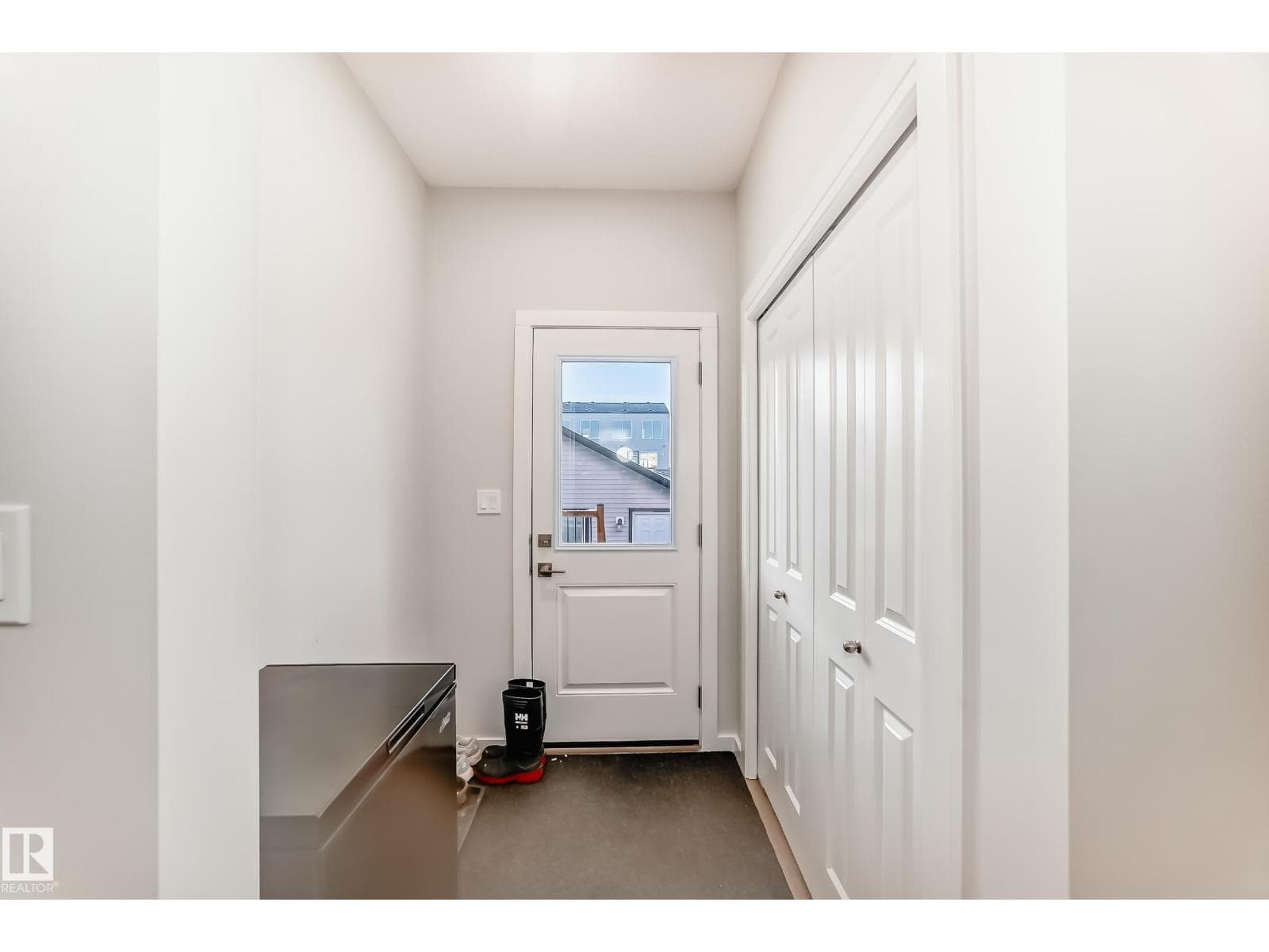 332 29 ST SW — photo 4