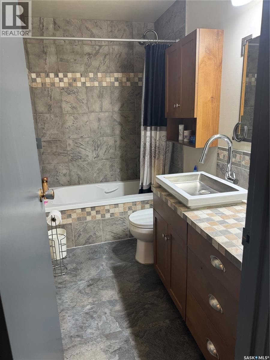 203 MacDonald STREET photo 2