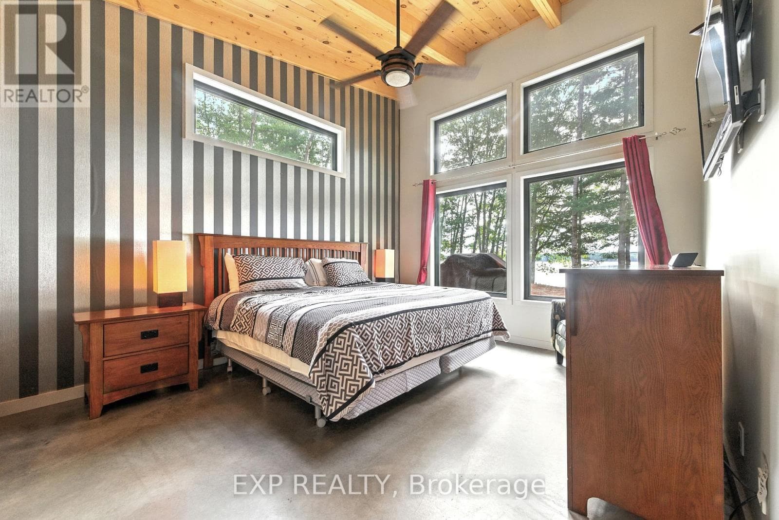 332 LACHLAN LANE photo 4