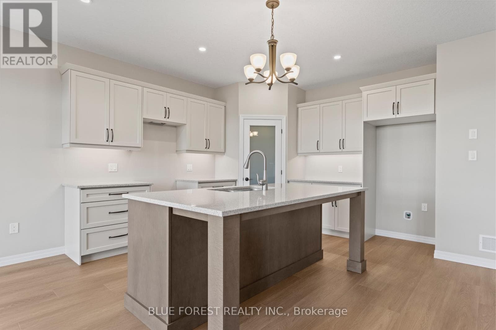 218 SNYDERS AVENUE photo 3