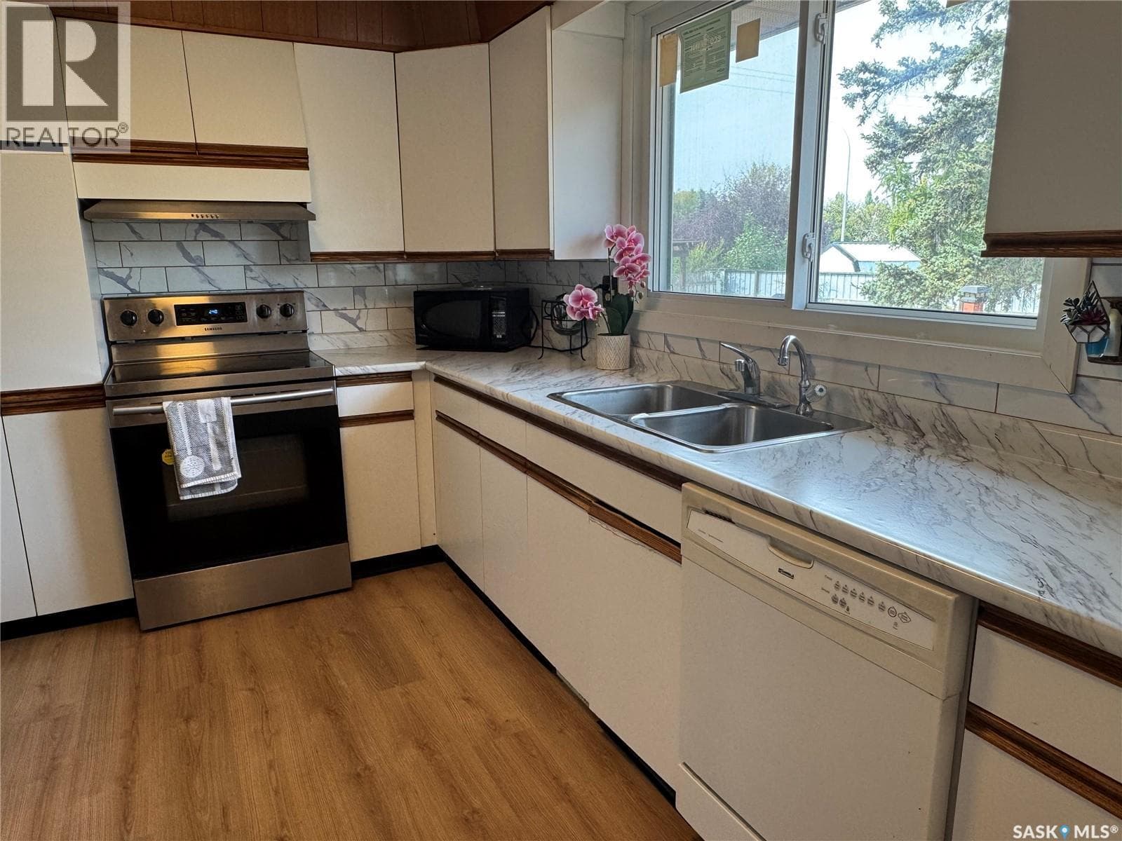 1609 Warren AVENUE — photo 3