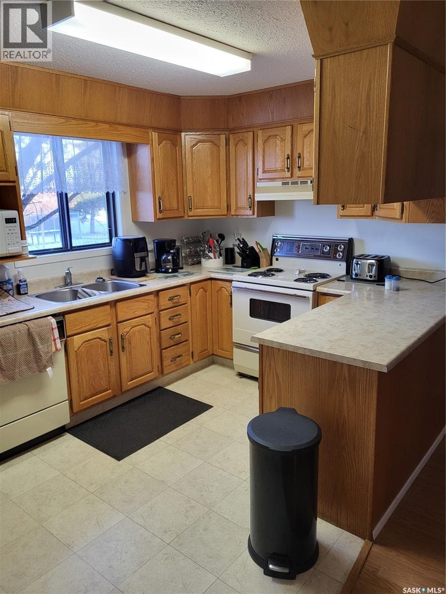106 3130 Louise STREET — photo 4