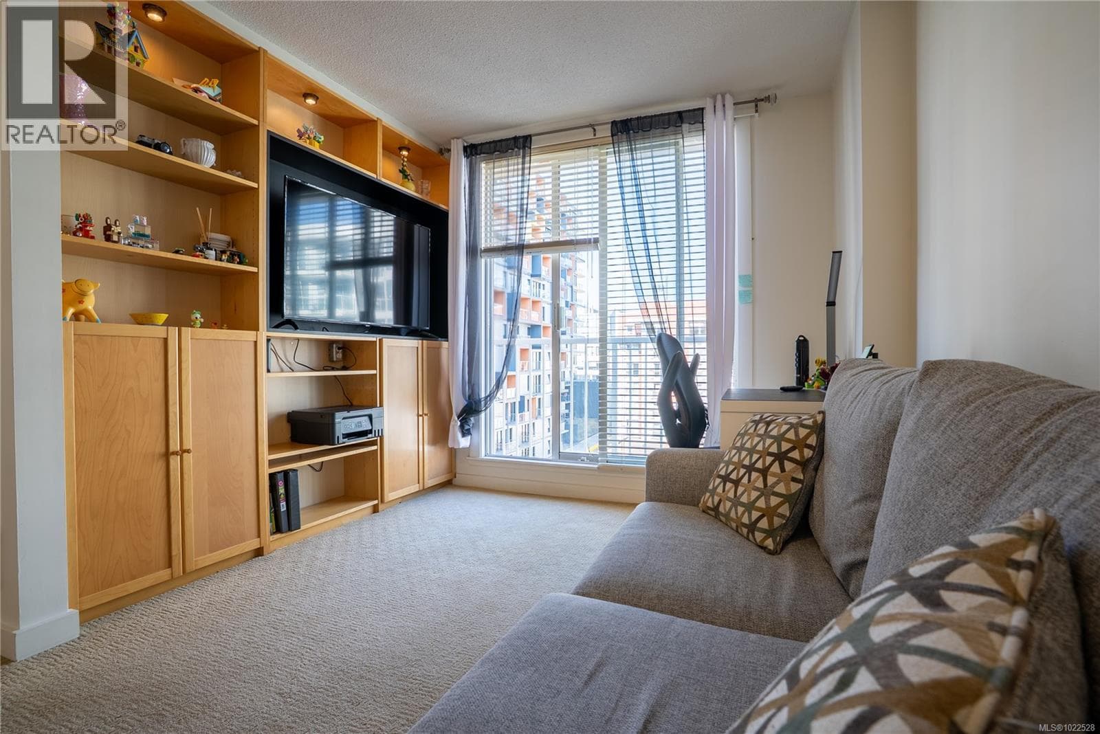 603 835 View St photo 2