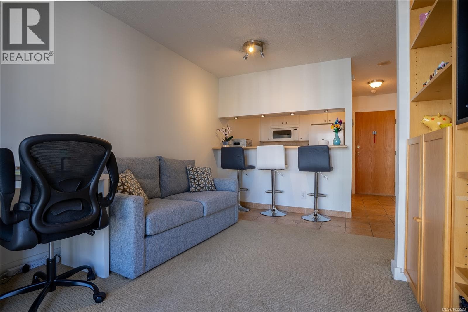 603 835 View St photo 5