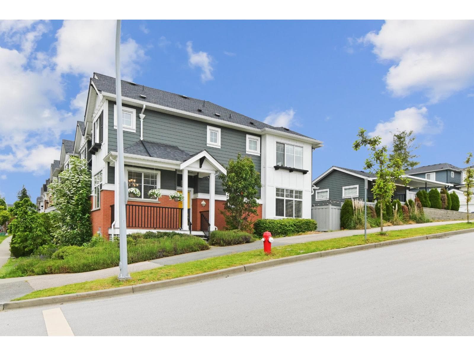 16455 22 AVENUE photo 2
