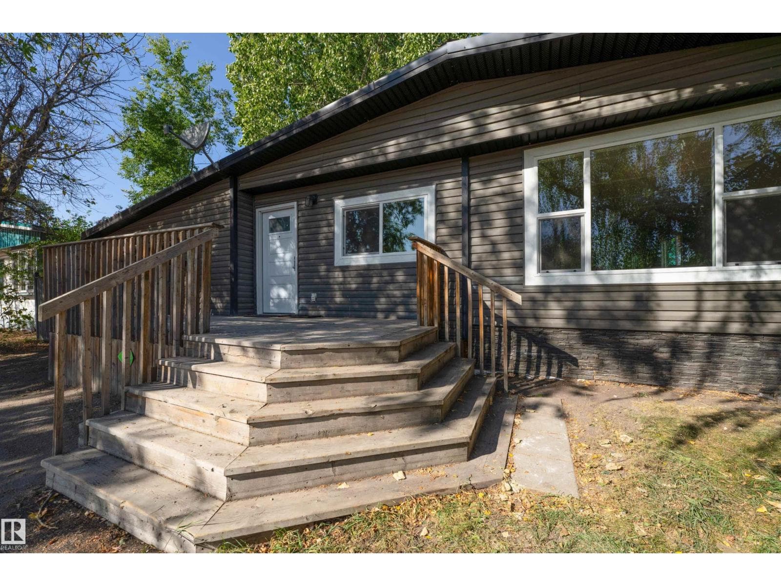 5302 54 AV — photo 4