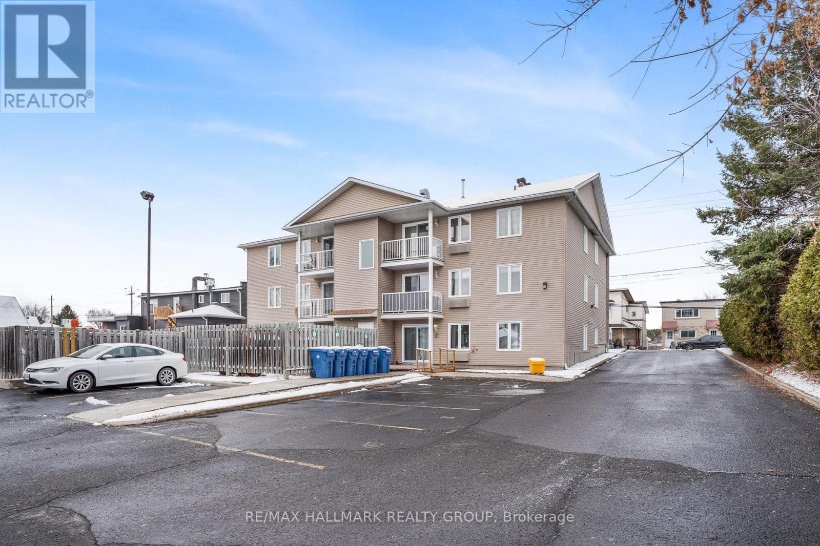 1005 LAURIER STREET photo 3