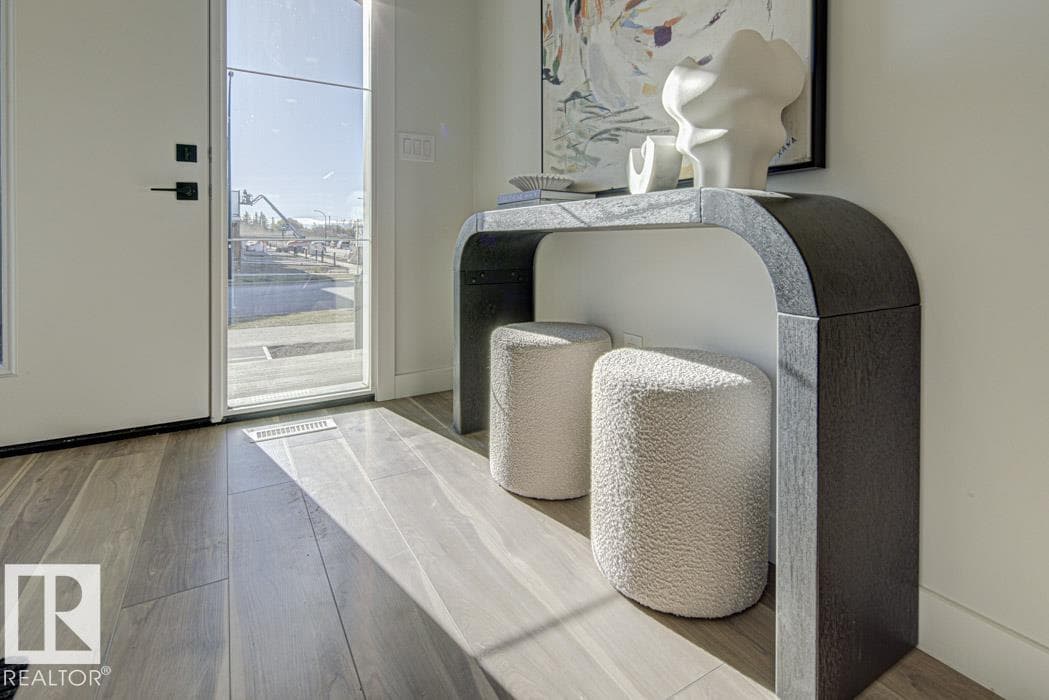 1214 MCLEOD AV — photo 2
