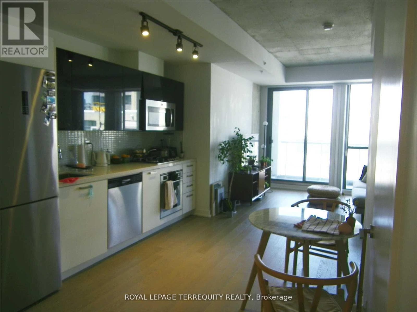 909 - 39 BRANT STREET photo 2