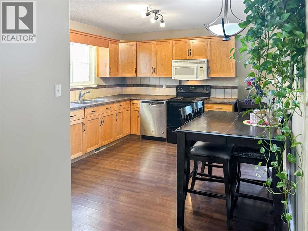5318 54 Street — photo 3