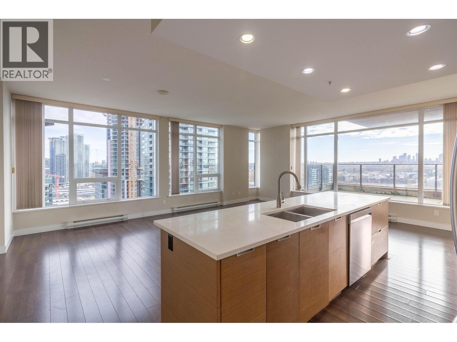 2302 2077 ROSSER AVENUE photo 2