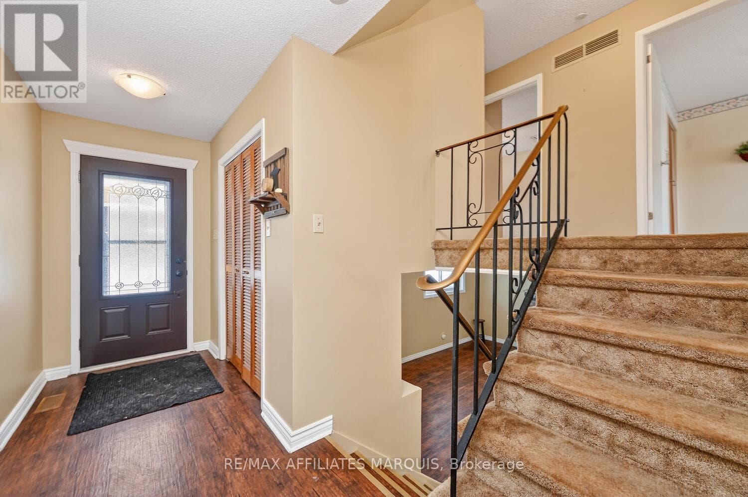 48 CAROL CRESCENT photo 3