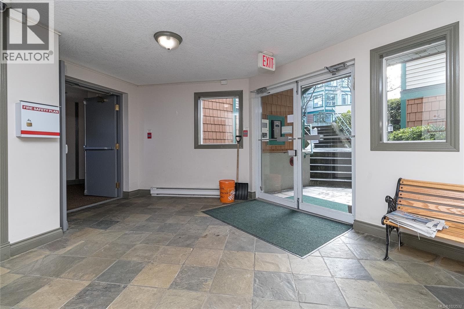 212 894 Vernon Ave photo 4